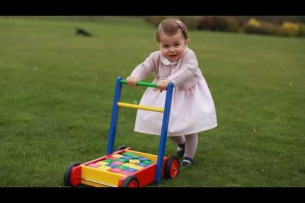 Пятая правнучка королевы Елизаветы II принцесса Шарлотта отпраздновала день рождения