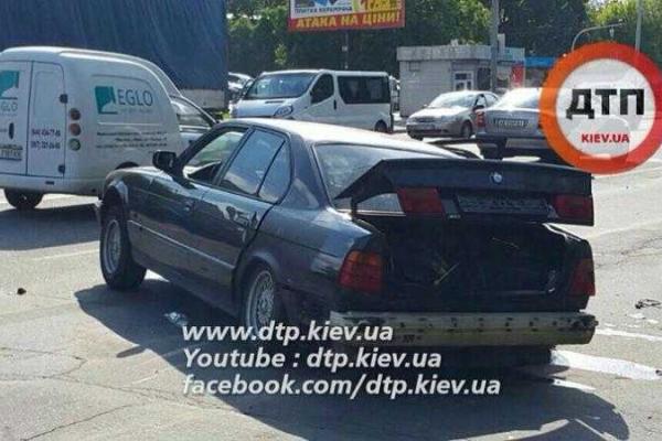 В Киеве пьяный водитель на "BMW" влетел в столб и сбежал с места аварии В Киеве пьяный водитель на "BMW" влетел в столб и сбежал с места аварии