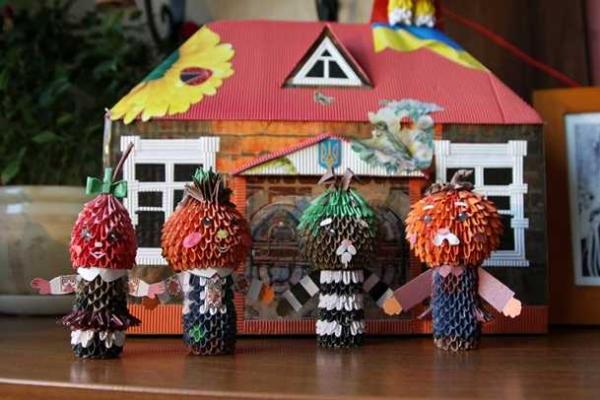 Надежда Савченко в СИЗО мастерит патриотические игрушки-оригами Надежда Савченко в СИЗО мастерит патриотические игрушки-оригами