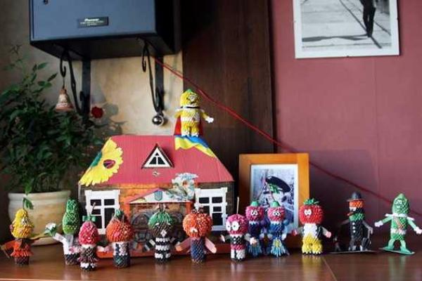 Надежда Савченко в СИЗО мастерит патриотические игрушки-оригами Надежда Савченко в СИЗО мастерит патриотические игрушки-оригами