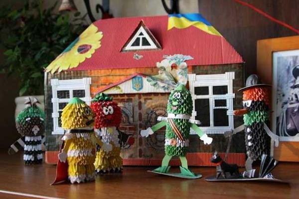 Надежда Савченко в СИЗО мастерит патриотические игрушки-оригами Надежда Савченко в СИЗО мастерит патриотические игрушки-оригами