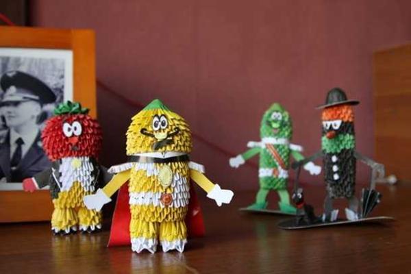 Надежда Савченко в СИЗО мастерит патриотические игрушки-оригами Надежда Савченко в СИЗО мастерит патриотические игрушки-оригами