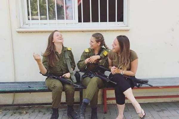 Сеть покорили снимки женщин-военнослужащих армии Израиля