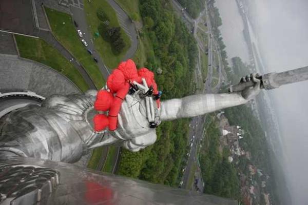 В Киеве на голову "Родины-матери" водрузили венок из красных маков