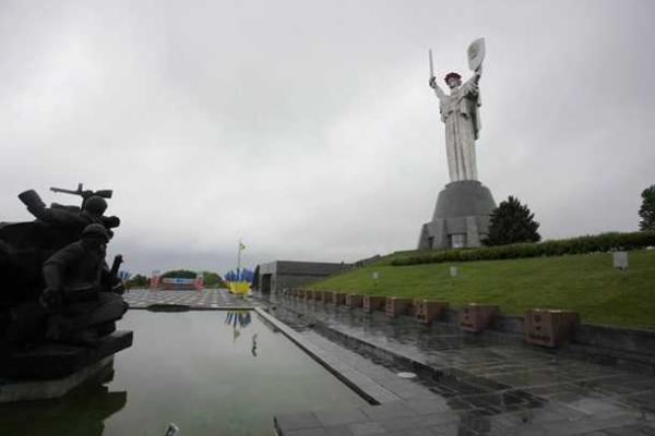 В Киеве на голову "Родины-матери" водрузили венок из красных маков