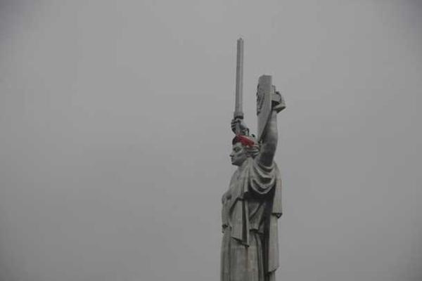 В Киеве на голову "Родины-матери" водрузили венок из красных маков