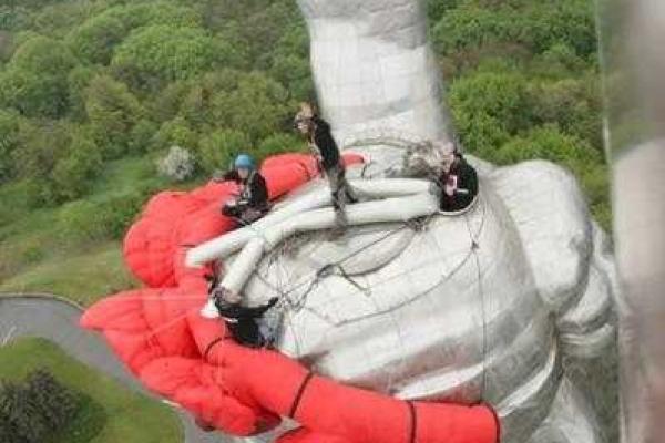 В Киеве на голову "Родины-матери" водрузили венок из красных маков