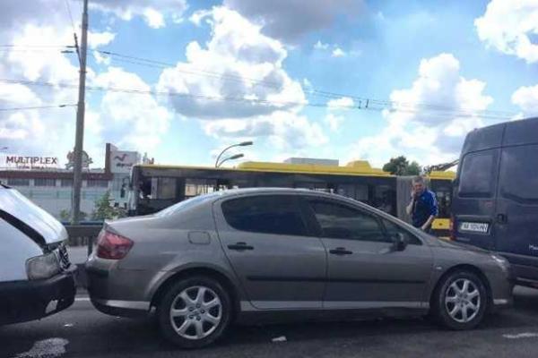 В Киеве на Московском мосту "поцеловались" сразу 6 автомобилей