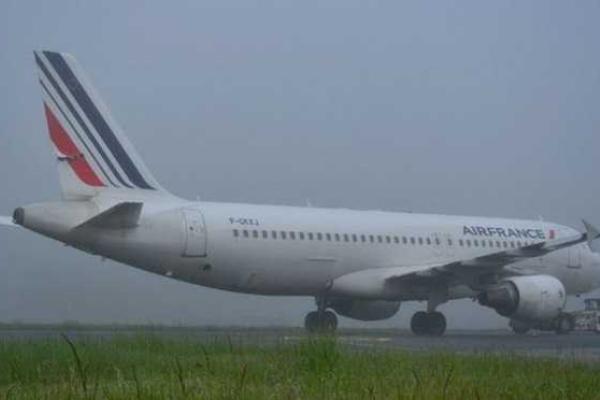 В аэропорту Парижа два самолета не разъехались на взлетно-посадочной полосе