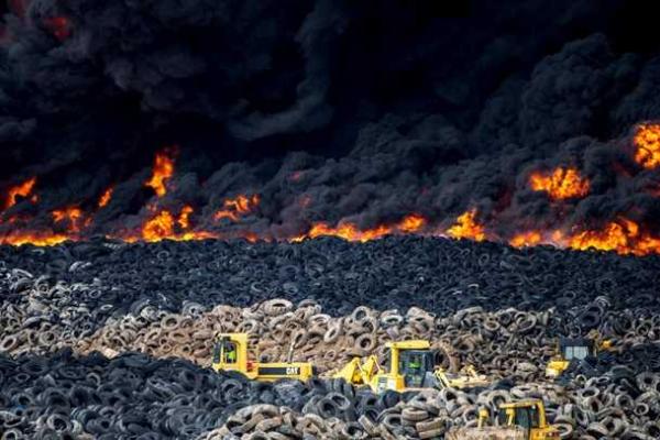 Жуткое токсичное облако затягивает небо над столицей Испании Жуткое токсичное облако затягивает небо над столицей Испании