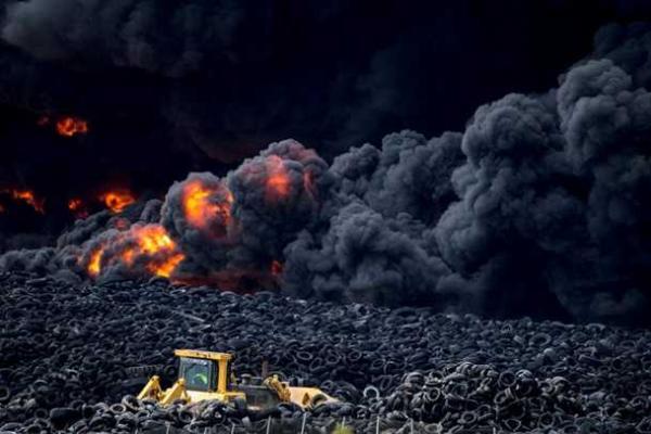 Жуткое токсичное облако затягивает небо над столицей Испании Жуткое токсичное облако затягивает небо над столицей Испании