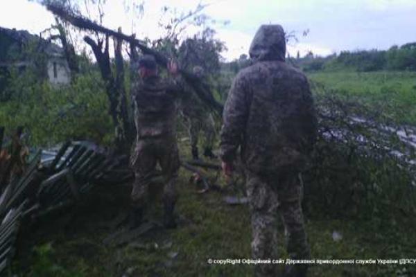 На Луганщине из-за непогоды повреждены жилые дома, повалены деревья, залиты подворья