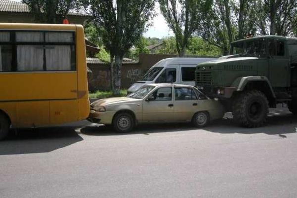 В Николаеве военные грузовики устроили ДТП, впечатав "Daewoo" в школьный автобус