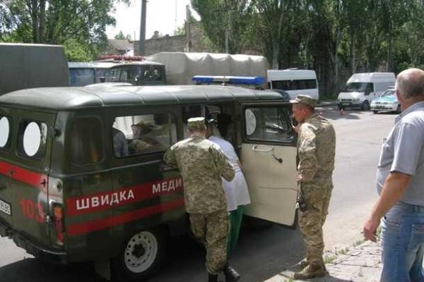 В Николаеве военные грузовики устроили ДТП, впечатав "Daewoo" в школьный автобус