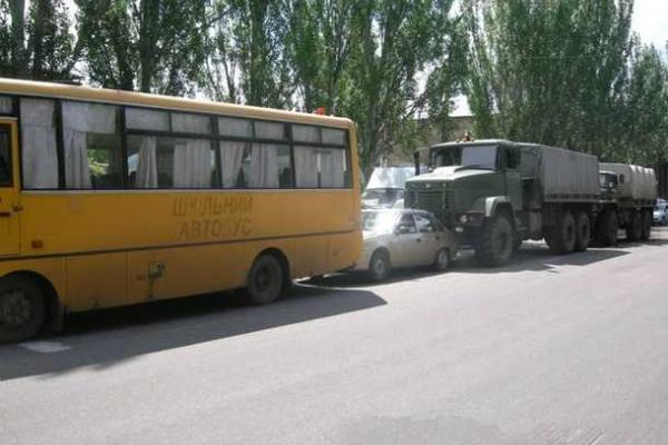 В Николаеве военные грузовики устроили ДТП, впечатав "Daewoo" в школьный автобус