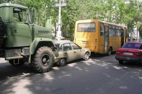 В Николаеве военные грузовики устроили ДТП, впечатав "Daewoo" в школьный автобус