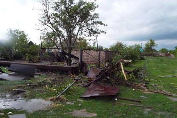 На Луганщине из-за непогоды повреждены жилые дома, повалены деревья, залиты подворья