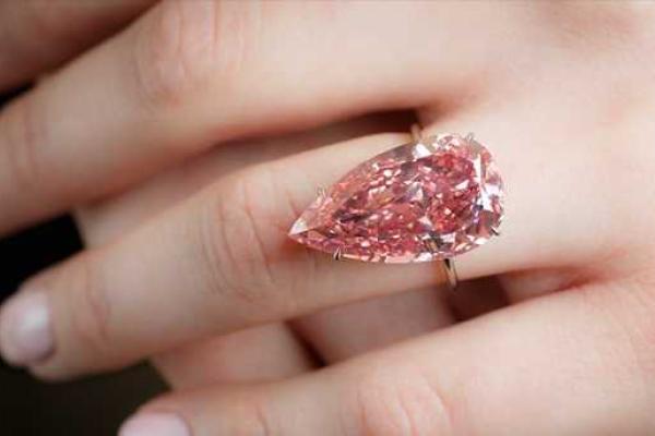Уникальный розовый бриллиант побил рекорд стоимости на аукционе Sotheby's