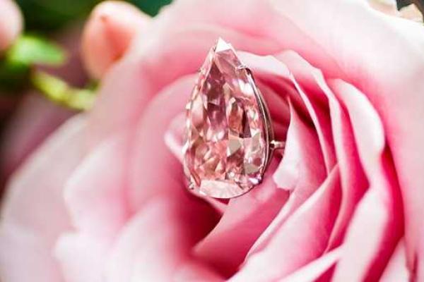 Уникальный розовый бриллиант побил рекорд стоимости на аукционе Sotheby's