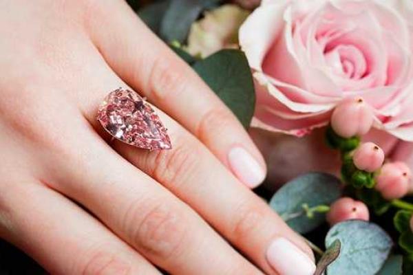 Уникальный розовый бриллиант побил рекорд стоимости на аукционе Sotheby's