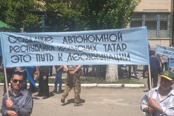 Марш крымских татар с хоровым исполнением гимна Украины провели на админгранице с Крымом Марш крымских татар с хоровым исполнением гимна Украины провели на админгранице с Крымом