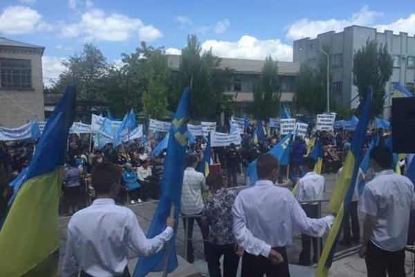 Марш крымских татар с хоровым исполнением гимна Украины провели на админгранице с Крымом Марш крымских татар с хоровым исполнением гимна Украины провели на админгранице с Крымом