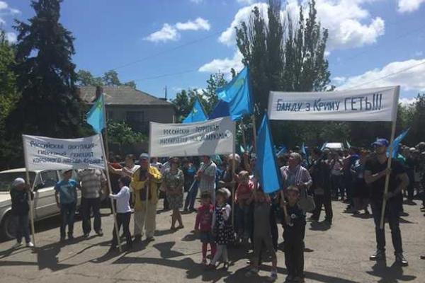 Марш крымских татар с хоровым исполнением гимна Украины провели на админгранице с Крымом Марш крымских татар с хоровым исполнением гимна Украины провели на админгранице с Крымом