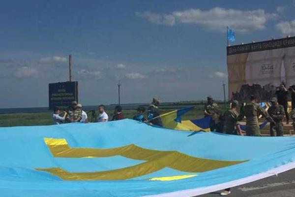 Марш крымских татар с хоровым исполнением гимна Украины провели на админгранице с Крымом Марш крымских татар с хоровым исполнением гимна Украины провели на админгранице с Крымом