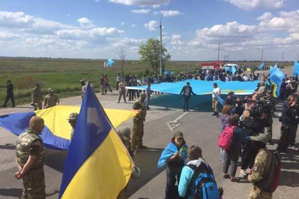 Марш крымских татар с хоровым исполнением гимна Украины провели на админгранице с Крымом Марш крымских татар с хоровым исполнением гимна Украины провели на админгранице с Крымом