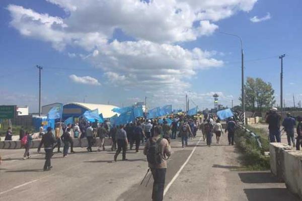 Марш крымских татар с хоровым исполнением гимна Украины провели на админгранице с Крымом Марш крымских татар с хоровым исполнением гимна Украины провели на админгранице с Крымом