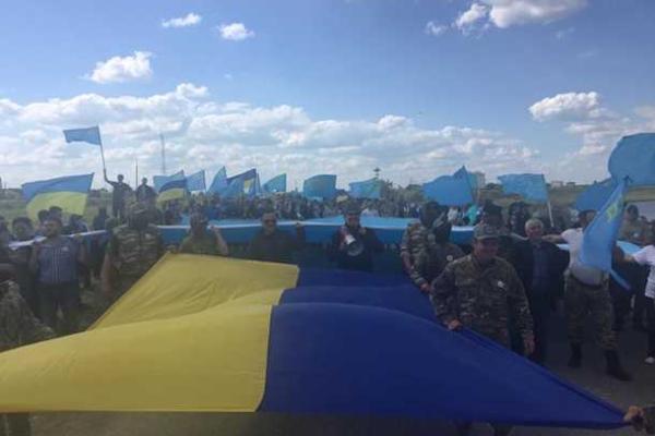Марш крымских татар с хоровым исполнением гимна Украины провели на админгранице с Крымом Марш крымских татар с хоровым исполнением гимна Украины провели на админгранице с Крымом