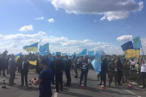 Марш крымских татар с хоровым исполнением гимна Украины провели на админгранице с Крымом Марш крымских татар с хоровым исполнением гимна Украины провели на админгранице с Крымом