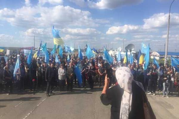 Марш крымских татар с хоровым исполнением гимна Украины провели на админгранице с Крымом Марш крымских татар с хоровым исполнением гимна Украины провели на админгранице с Крымом