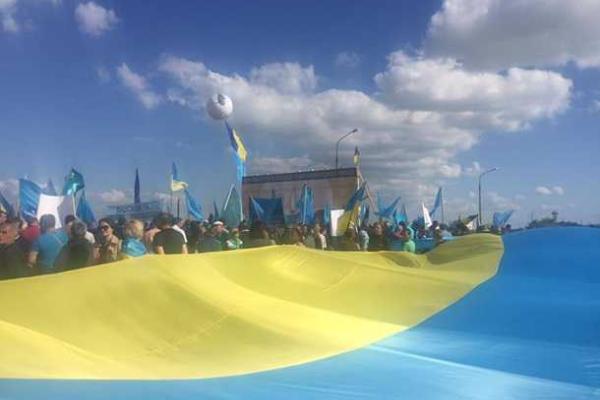 Марш крымских татар с хоровым исполнением гимна Украины провели на админгранице с Крымом Марш крымских татар с хоровым исполнением гимна Украины провели на админгранице с Крымом