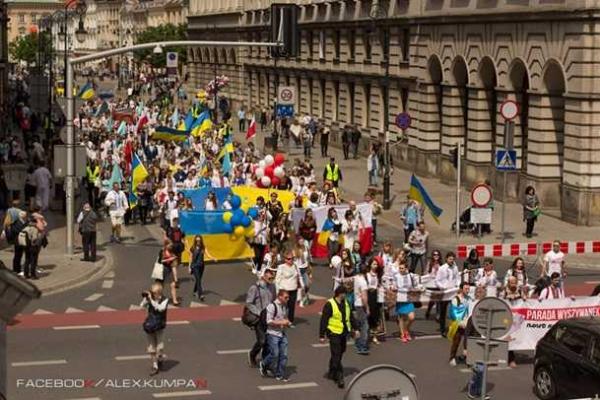 По центру Варшавы прошел Парад вышиванок