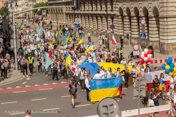По центру Варшавы прошел Парад вышиванок