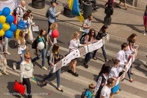По центру Варшавы прошел Парад вышиванок