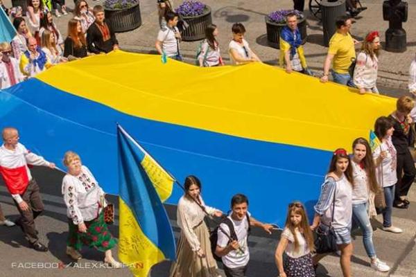 По центру Варшавы прошел Парад вышиванок