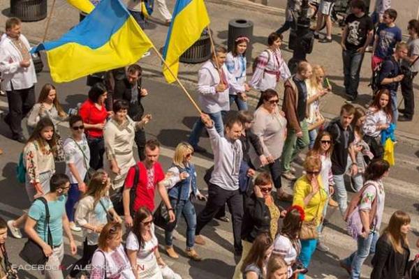 По центру Варшавы прошел Парад вышиванок