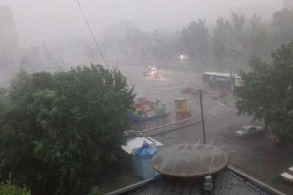 В Харькове бушевала непогода: сорванный шифер, поваленные деревья, оборванные провода В Харькове бушевала непогода: сорванный шифер, поваленные деревья, оборванные провода