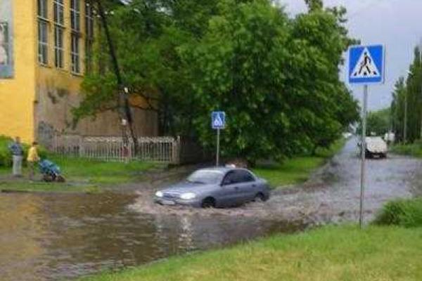 В Харькове бушевала непогода: сорванный шифер, поваленные деревья, оборванные провода В Харькове бушевала непогода: сорванный шифер, поваленные деревья, оборванные провода