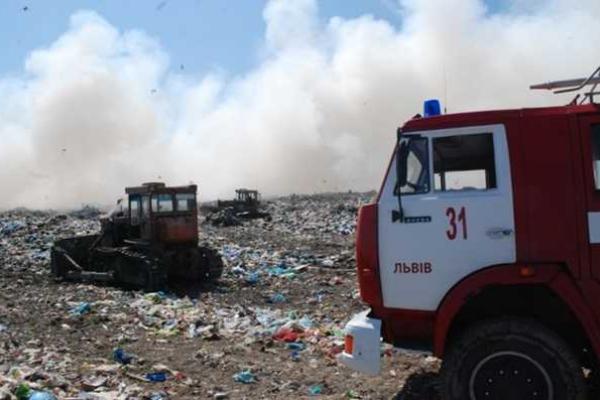 На Львовщине с раннего утра продолжается борьба с пожаром на мусорной свалке На Львовщине с раннего утра продолжается борьба с пожаром на мусорной свалке