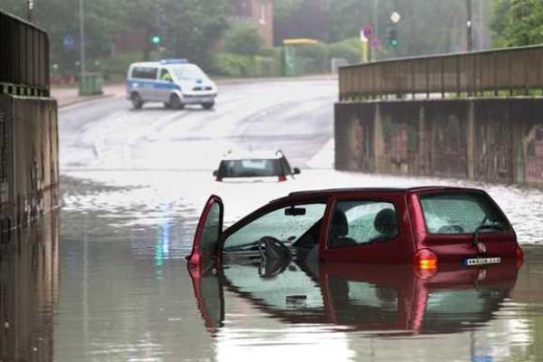 Над Германией бушевал мощный циклон "Эльвира": остановлен завод "Audi" Над Германией бушевал мощный циклон "Эльвира": остановлен завод "Audi"