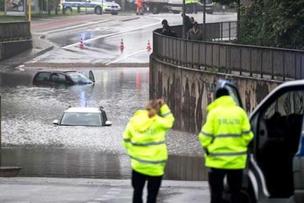 Над Германией бушевал мощный циклон "Эльвира": остановлен завод "Audi" Над Германией бушевал мощный циклон "Эльвира": остановлен завод "Audi"