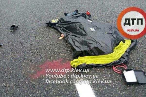 Оперативное видео с места смертельного ДТП под Киевом: покореженные авто и погибший водитель Оперативное видео с места смертельного ДТП под Киевом: покореженные авто и погибший водитель