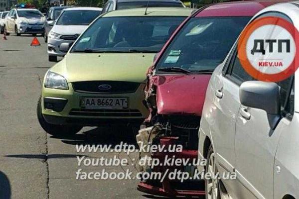 Масштабное ДТП в Киеве: разбиты 12 автомобилей, образовался огромный затор на дороге Масштабное ДТП в Киеве: разбиты 12 автомобилей, образовался огромный затор на дороге