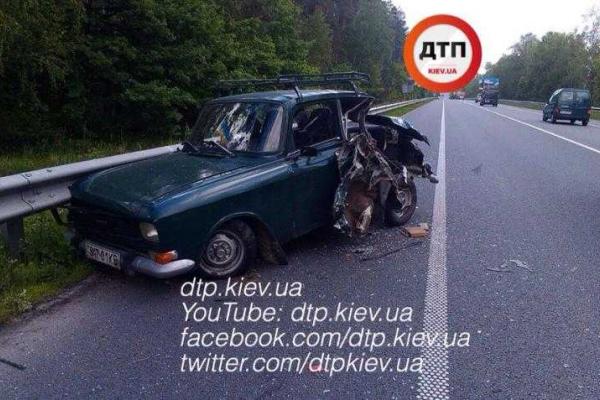 Под Киевом грузовик "JAC" превратил автомобиль "Москвич" в груду железа Под Киевом грузовик "JAC" превратил автомобиль "Москвич" в груду железа