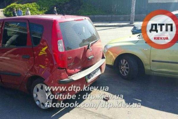 Масштабное ДТП в Киеве: разбиты 12 автомобилей, образовался огромный затор на дороге Масштабное ДТП в Киеве: разбиты 12 автомобилей, образовался огромный затор на дороге