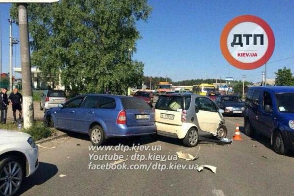 Полиция просит отозваться свидетелей ДТП под Киевом: "Chevrolet" вылетел навстречу "Smart" Полиция просит отозваться свидетелей ДТП под Киевом: "Chevrolet" вылетел навстречу "Smart"