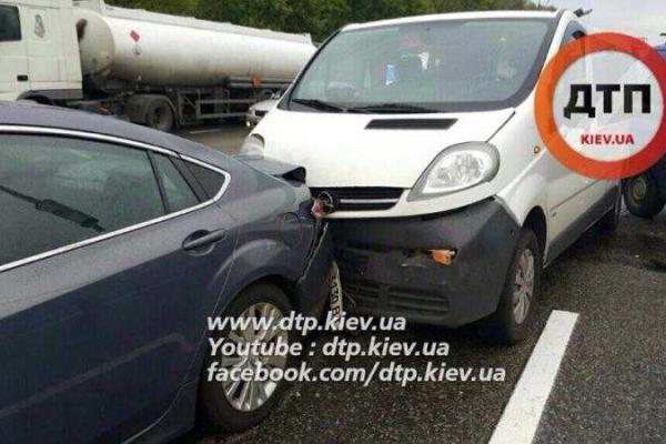 Оперативное видео с места смертельного ДТП под Киевом: покореженные авто и погибший водитель Оперативное видео с места смертельного ДТП под Киевом: покореженные авто и погибший водитель